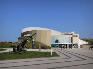 Utah Beach - Plage du Débarquement : musée du Débarquement d'Utah Beach et canon (vestige)
