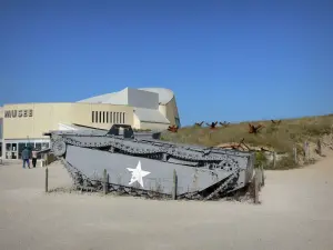 Utah Beach - Plage du Débarquement : char (vestige) et musée du Débarquement d'Utah Beach