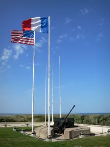 Utah Beach - Plage du Débarquement : canon (vestige) et drapeaux