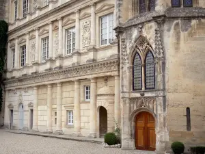 Uzès - Ducado: capilla gótica y renacentista fachada