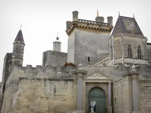 Uzès - Ducato (castello ducale): Entrata del ducato, cappella gotica, Bermonde torre (mantenere), visita il visconte e la sua torretta ottagonale a sinistra. Clock Tower (Torre del Vescovo), sullo sfondo