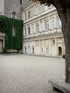 Uzès - Ducado: fachada renacentista y el patio