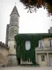 Uzès - Achteckiges Türmchen des Turms Vicomté und Fassade des Herzogtums (herzogliches Schloß)