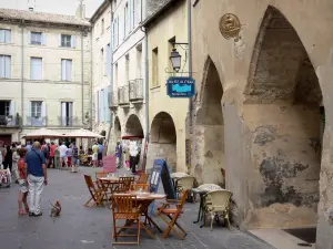 Uzès - Place aux Herbes, con sus casas con soportales (aros) y sus terrazas de restaurantes