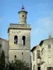 Uzès - Rechteckiger Glockenturm der Kirche Saint-Etienne