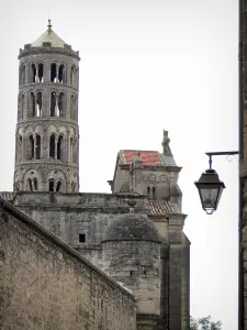Uzès - Fenestrelle torre romanica (residuo della vecchia cattedrale romanica), la Cattedrale di San Théodorit e lampione