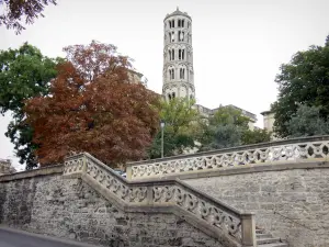 Uzès - Escalier, arbres, et tour Fenestrelle (vestige de l'ancienne cathédrale romane) dominant l'ensemble