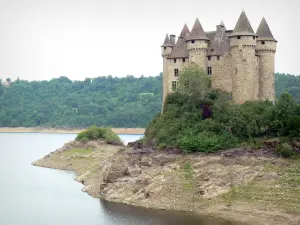 Val castle - Medieval castle on its peninsula, by the lake of Bort-les-Orgues