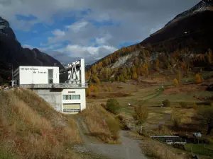 Val-d'Isère - Fornet cable (telesilla en la estación de esquí), los pastos y los árboles en otoño (zona periférica del Parque Nacional de la Vanoise)