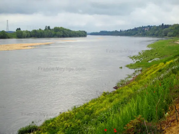 Val de Loire - Fluss (die Loire) und ihre Ufer