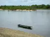 Val de Loire - Rive, fleuve (la Loire) avec une barque et arbres en arrière-plan