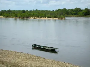 Val de Loire - Ufer, Fluss (die Loire) mit einer Barke und Bäume im Hintergrund