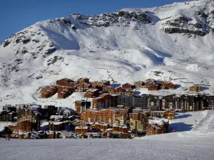 Val Thorens - Chalets und Wohnhäuser des Wintersportortes, schneebedeckte Piste (Schnee) und Berg