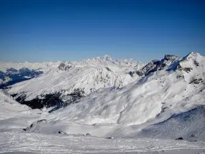 Val Thorens - Depuis le domaine skiable des 3 Vallées, vue sur les montagnes enneigées (neige) environnantes