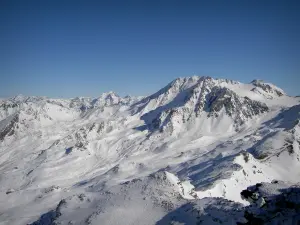 Val Thorens - Vue sur le domaine skiable des 3 Vallées et les cimes des montagnes enneigées (neige)