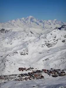 Val Thorens - Blick auf die Skistation (Wintersportort), das Skigebiet der 3 Täler und die schneebedeckten(Schnee) Berggipfel