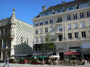 Valenciennes - Hôtel de ville (mairie), immeuble et terrasses de cafés de la place d'Armes