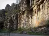 Valle del Bès - Verdaches pista: cara de la roca con vistas a la carretera