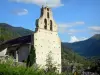 Valle de Bethmale - El campanario de la iglesia de Ayet (común Bethmale) en el Parque Natural Regional de los Pirineos de Ariège, en Couserans