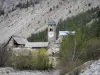 Valle del Clarée - Plampinet pueblo: el campanario de la iglesia de San Sebastián, casas, árboles y ladera de la montaña