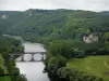Valle della Dordogna - River Bridge (Dordogna), gli alberi in riva del fiume, il castello e la foresta Fayrac, in Périgord