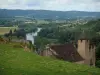 Valle della Dordogna - Il villaggio di Beynac-et-Cazenac, si affaccia sul fiume (Dordogna), fiancheggiata da alberi e colline, in Périgord