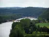Valle della Dordogna - Ponti che attraversano il fiume (Dordogna), alberi in riva al mare, campi e boschi, in Périgord