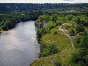 Valle della Dordogna - Fiume (Dordogne), rocce e alberi, in Quercy