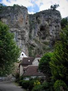 Valle della Dordogna - Case ai piedi di una rupe, in Quercy