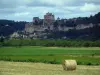 Valle del Dordoña - Pajar en el primer plano y los campos con vistas al pueblo de Beynac-et-Cazenac, su castillo, casas acantilado, cielo nublado, en el Périgord