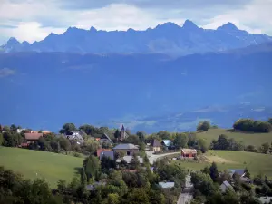 Valle del Grésivaudan - Veduta del villaggio di St. Pancras, l'altopiano Petites Roches, valle e sulle montagne Grésivaudan di Belledonne (Belledonne)