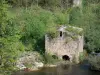 Valle del Hérault - Cabaña de piedra en la orilla del agua, el río Herault y los árboles