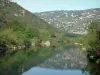 Valle del Hérault - Herault río, los árboles a lo largo del agua, colinas