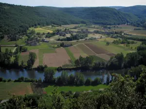 Valle del Lot - Río (lote), los árboles en la orilla del agua, campos, casas, bosques y colinas, en Quercy