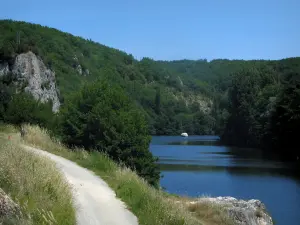 Valle del Lot - Grass-allineata strada che conduce alla spiaggia, fiume (LOT) con una barca e gli alberi in riva al mare, in Quercy