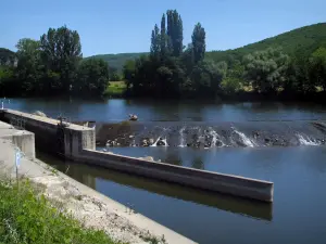 Valle del Lot - Río (Lot), los árboles y colinas, en Quercy