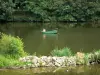 Valle del Mayenne - Pescador en barco por el río Mayenne y la orilla boscosa
