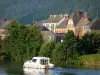 Valle della Meuse - Parc Naturel Régional des Ardennes: barca a vela sul fiume Mosa., facciate delle case e gli alberi lungo l'acqua