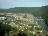 Valle della Meuse - Vista della città di Revin, con ponti sul fiume Mosa e le verdi colline del massiccio Ardenne