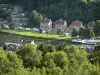 Valle della Meuse - Vista sui tetti di Monthermé e il fiume Mosa in un ambiente verde, in quanto Roche Heures settembre