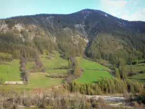 Valle dell'Ubaye - Fiume Ubaye, prati, alberi e montagne