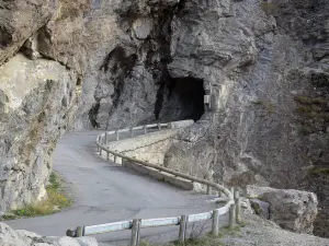 Valle dell'Ubaye - Stretta strada nei pressi del ponte di Chatelet