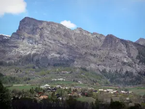 Vallée du Champsaur - Chalets, prairies, arbres et parois rocheuses d'une montagne