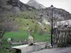 Vallée de la Clarée - Fontaine, lampadaire et maison du village de Névache et montagnes