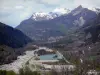 Vallée du Drac Noir - Torrent du Drac Noir, plan d'eau, arbres et montagnes aux cimes enneigées ; dans le Champsaur, dans le Parc National des Écrins