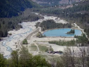 Vallée du Drac Noir - Torrent du Drac Noir, plan d'eau et arbres au bord de l'eau ; dans le Champsaur, dans le Parc National des Écrins