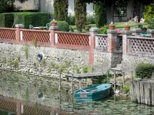 Vallée du Loir - Jardin fleuri, barque amarrée et rivière Loir ; à Ruillé-sur-Loir