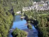 Vallée du Lot - Vue sur la ville d'Entraygues-sur-Truyère et son château, au confluent du Lot et de la Truyère, dans un cadre de verdure