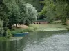 La vallée de l'Ognon - Pesmes: Rivière (l'Ognon) avec des barques et un pont, arbres au bord de l'eau (vallée de l'Ognon)