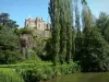 Vallée de l'Orne - Château de Mesnil-Glaise (sur la commune de Batilly) dominant le fleuve Orne, et arbres au bord de l'eau